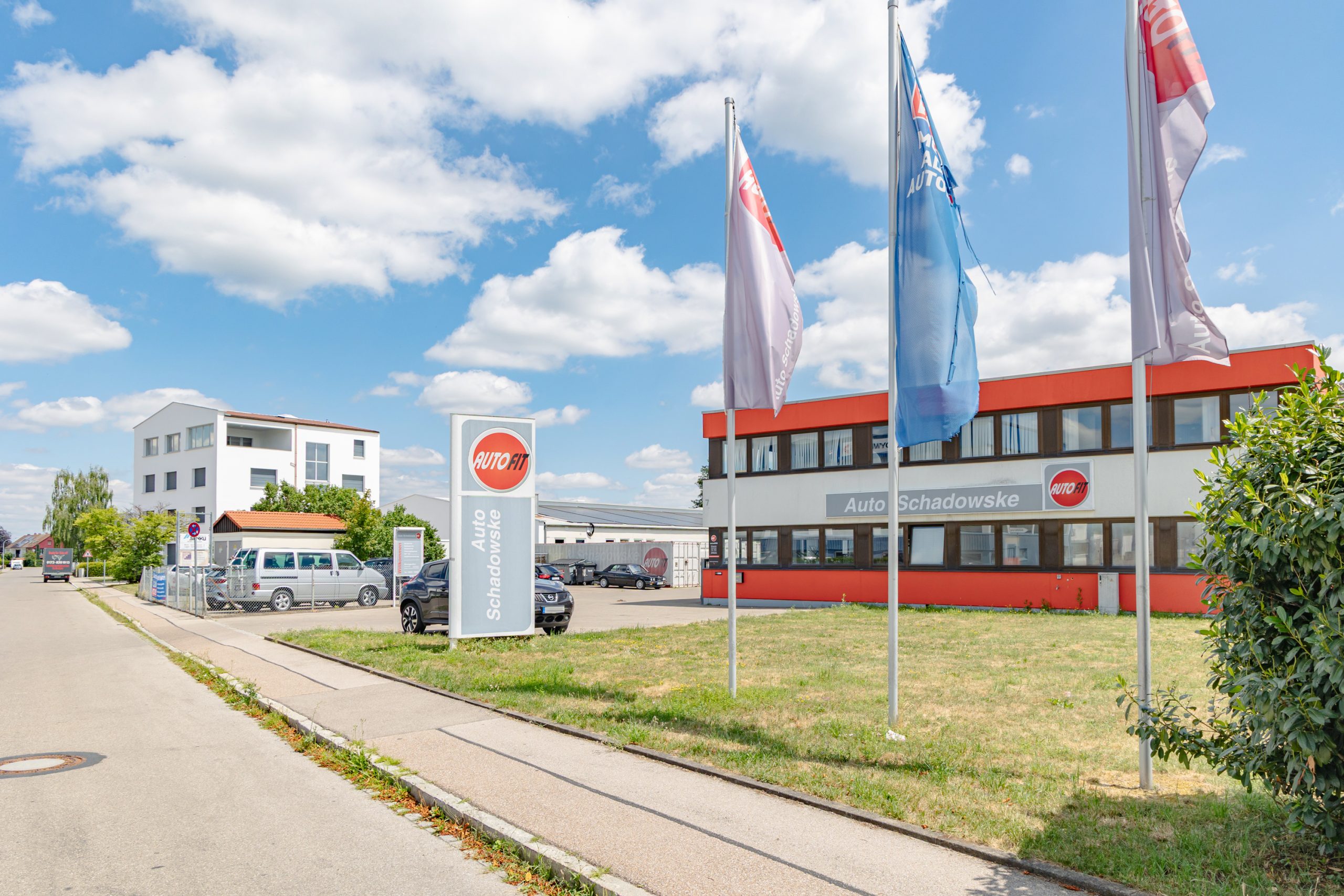 2026-07-09-Koenigsbrunn-Auto-Schadowske-Germanenstr-7-offenblende-CSC-0059